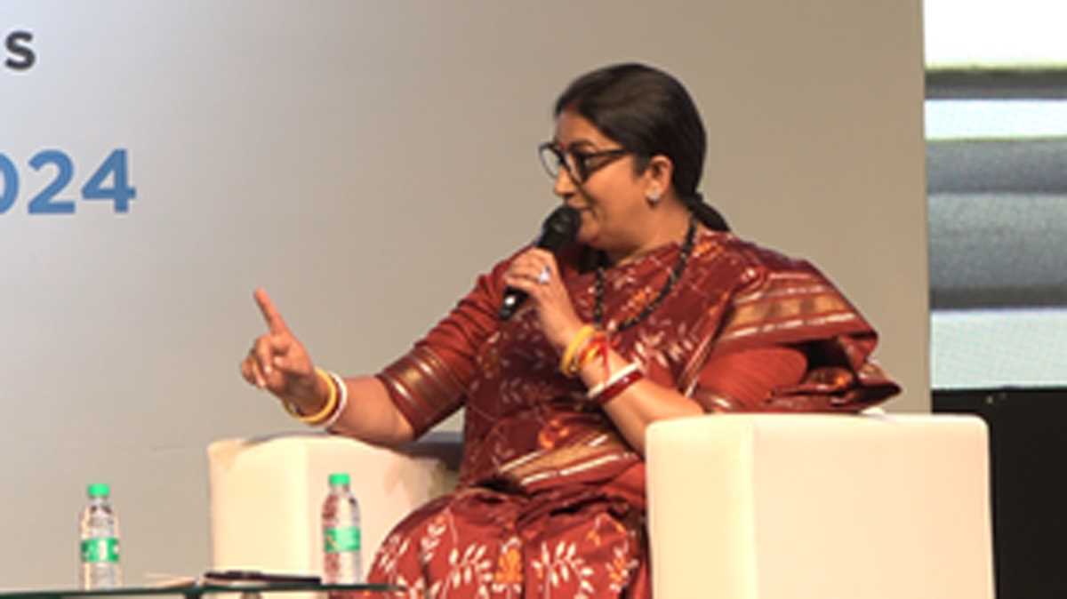 नारी शक्ति कॉन्क्लेव : स्मृति ईरानी ने बिना नाम लिए गांधी परिवार और कांग्रेस पर साधा निशाना